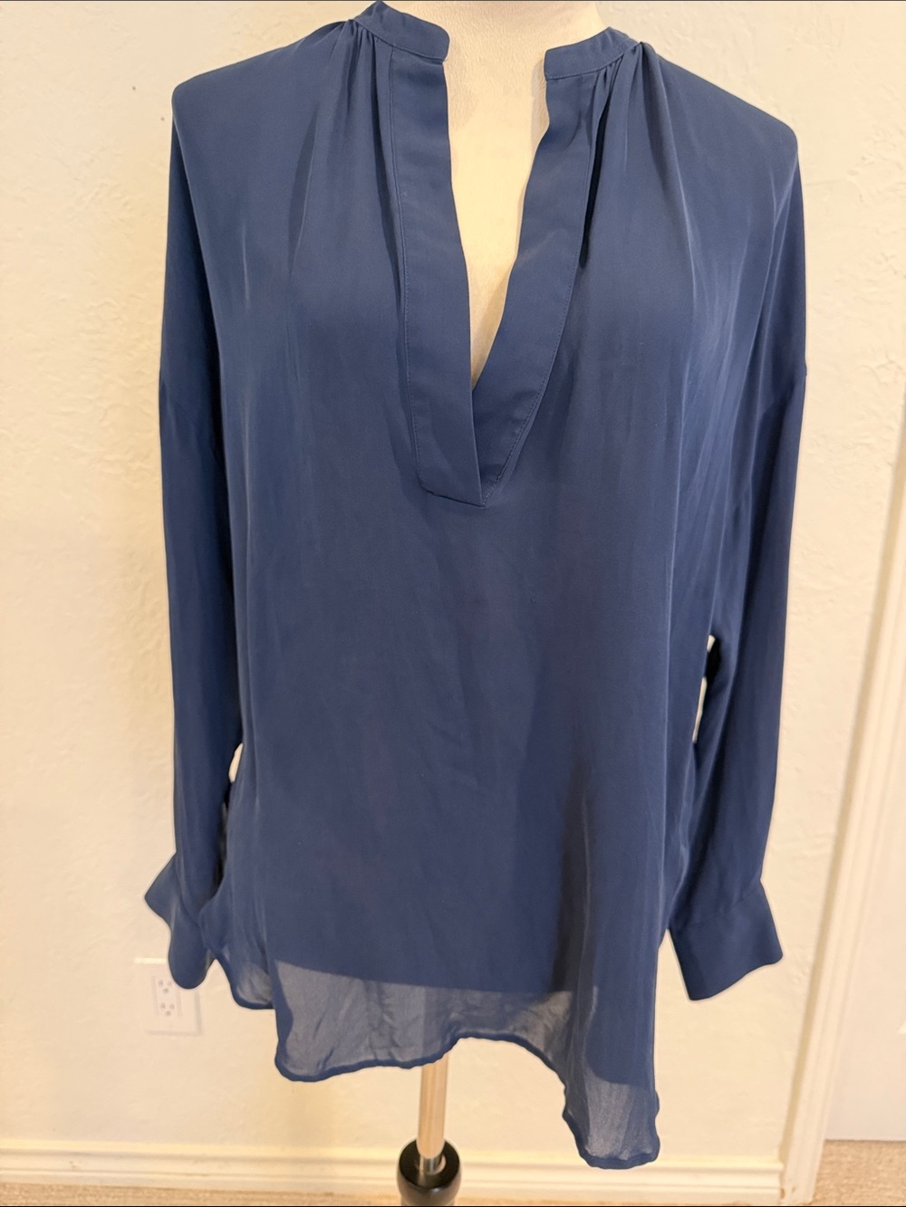 Vince Navy Deep V Split-Neck Long Sleeve Blouse silk size x-small